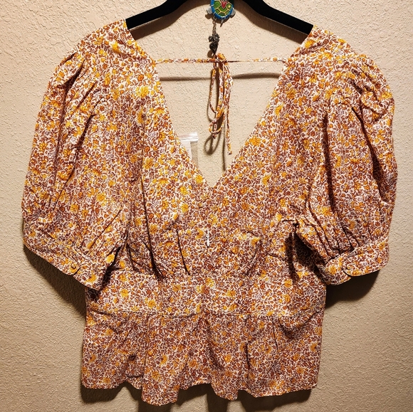 Puff-sleeve V-neck top in scattered blooms - Picture 4 of 6
